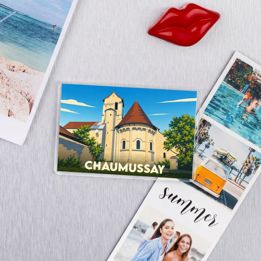 Magnet souvenir de la ville de Chaumussay avec une illustration stylisée de son église.