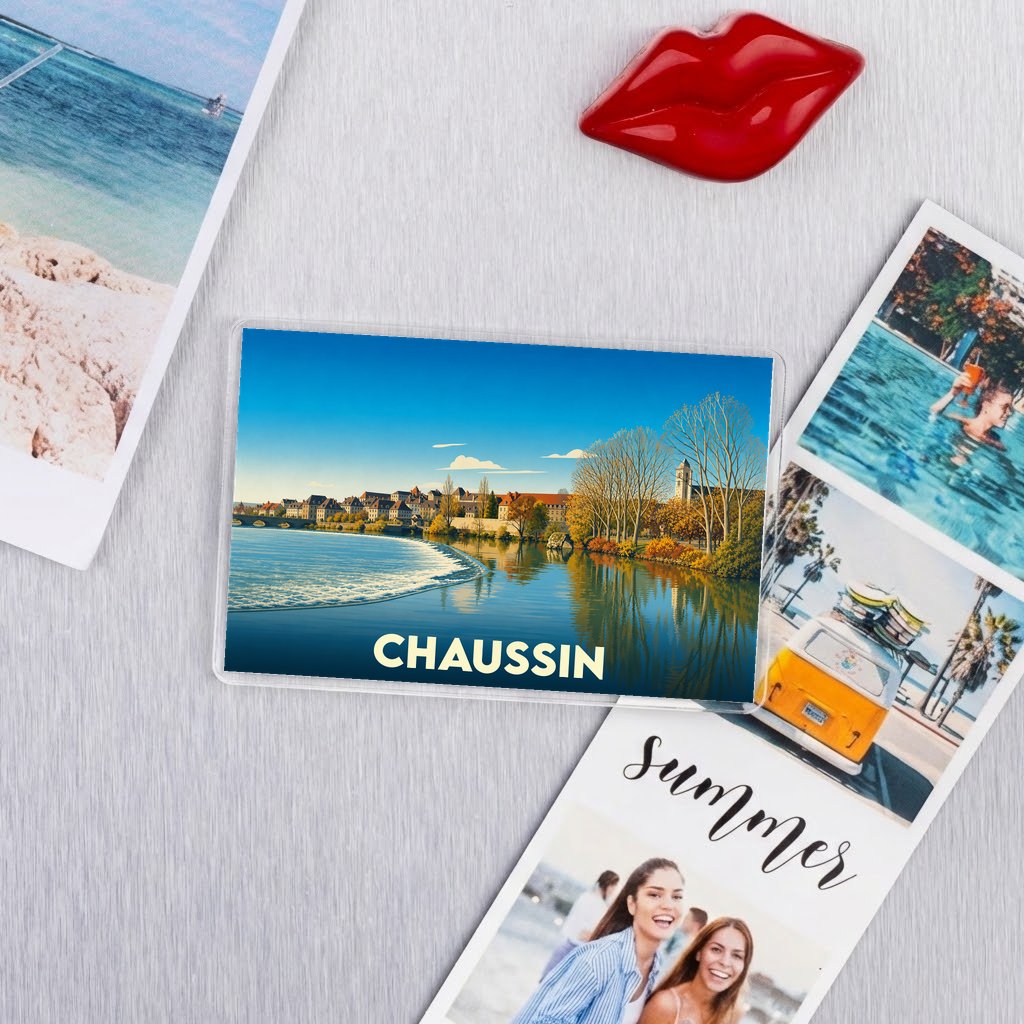 Magnet souvenir de la ville de Chaussin avec une illustration stylisée d'un paysage fluvial.