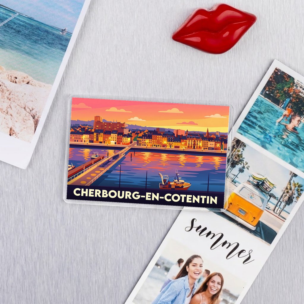 Magnet souvenir de la ville de Cherbourg-en-Cotentin avec une illustration stylisée du port au coucher du soleil.