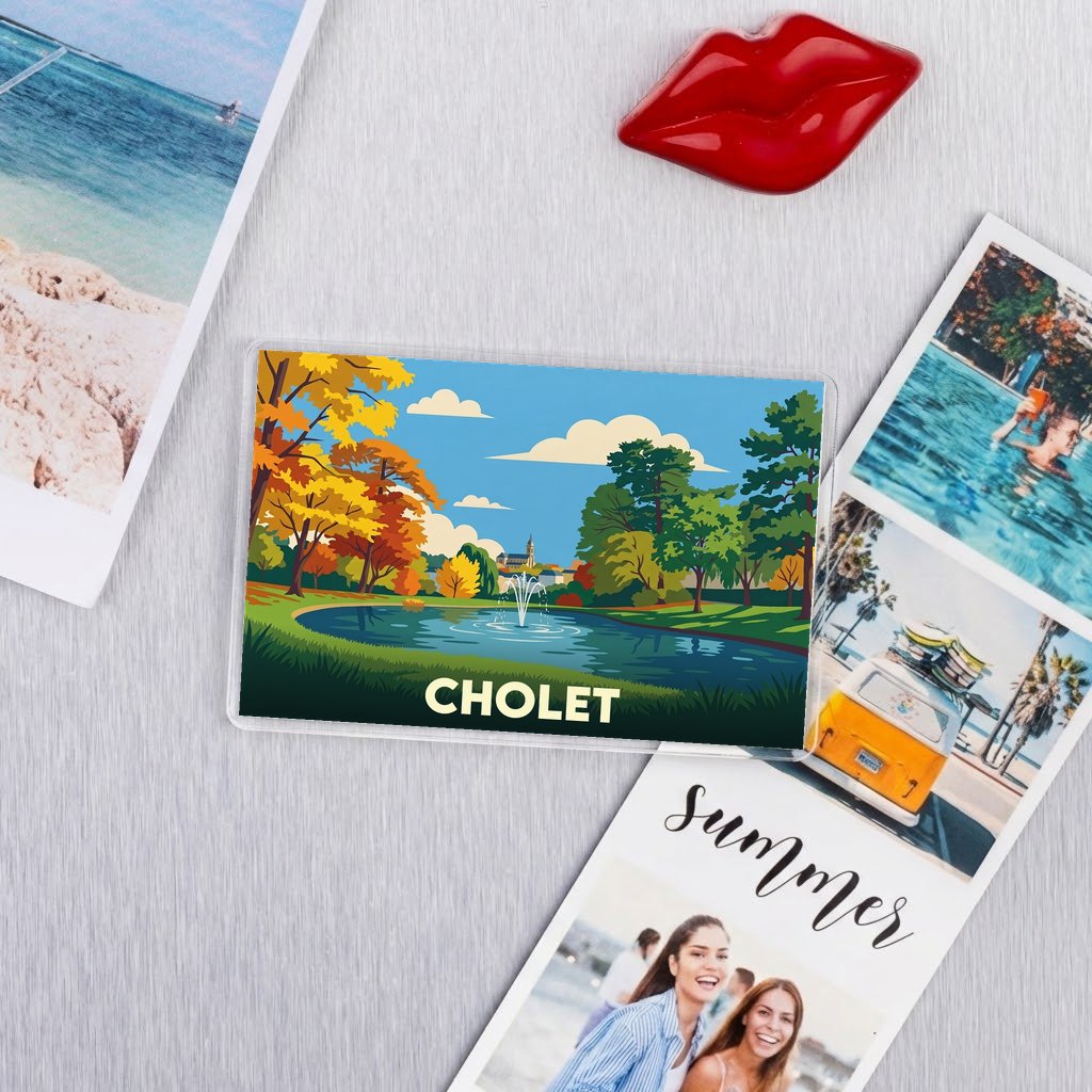 Magnet souvenir de la ville de Cholet avec une illustration stylisée d'un parc et sa fontaine.