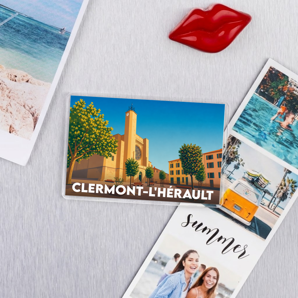 Magnet souvenir de la ville de Clermont-l'Hérault avec une illustration stylisée de son église.