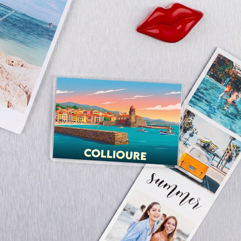 Magnet souvenir de la ville de Collioure avec une illustration stylisée de son port et de son église emblématique.