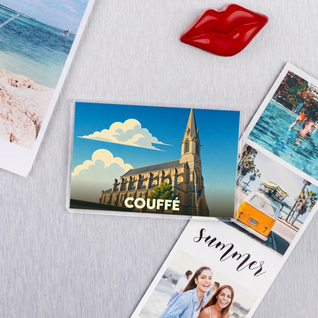 Magnet souvenir de la ville de Couffé avec une illustration stylisée de son église sous un ciel nuageux.