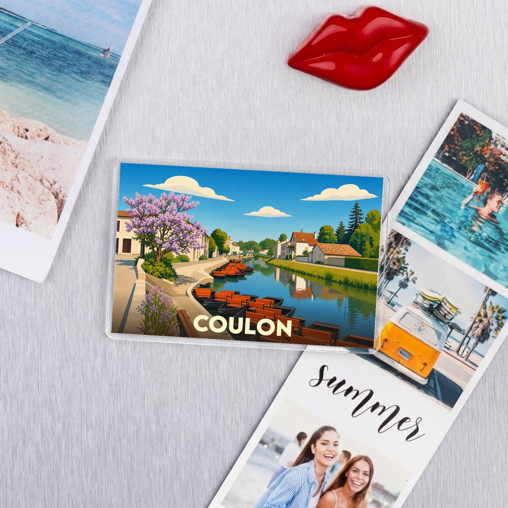 Magnet souvenir de la ville de Coulon avec une illustration stylisée de son canal et de ses barques.
