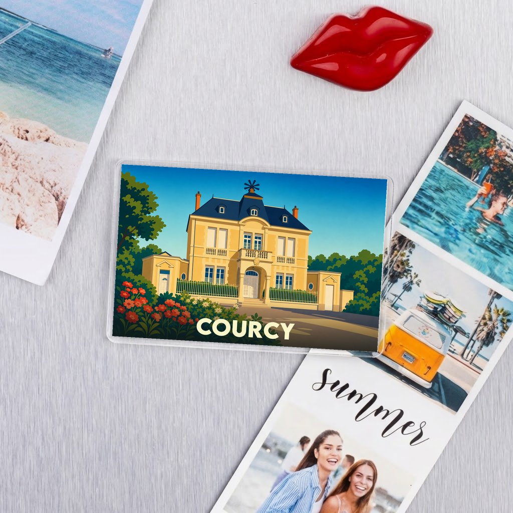 Magnet souvenir de la ville de Courcy avec une illustration stylisée d'un manoir jaune.