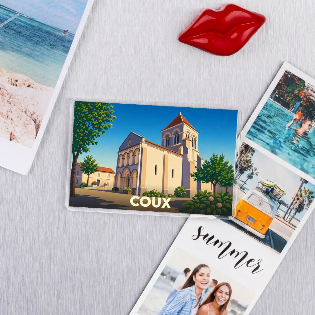 Magnet souvenir de la ville de Coux avec une illustration stylisée de son église romane.