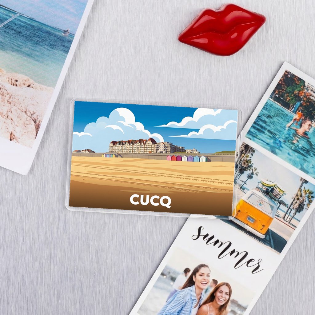 Magnet souvenir de la ville de Cucq avec une illustration stylisée de sa plage.