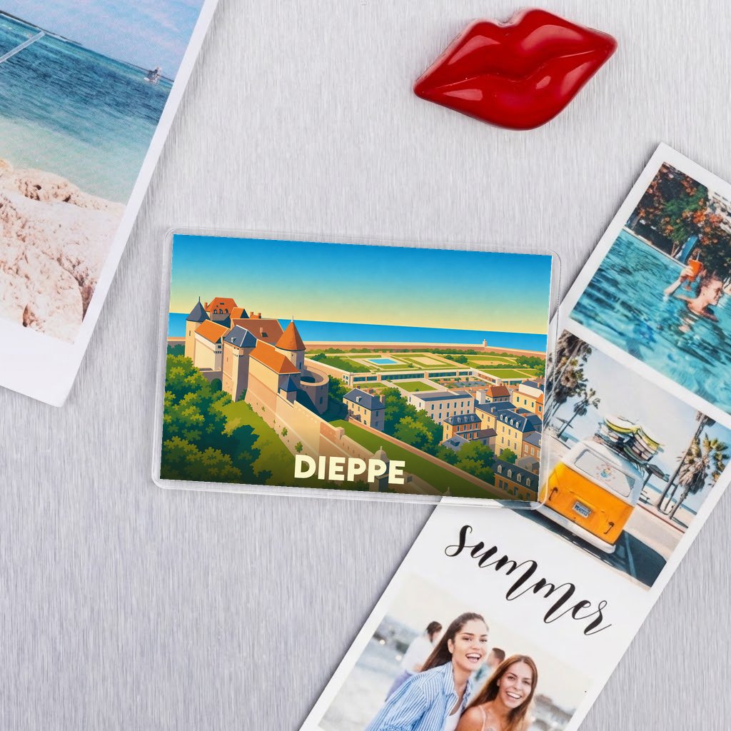 Magnet souvenir de la ville de Dieppe avec une illustration stylisée de son château surplombant la mer.