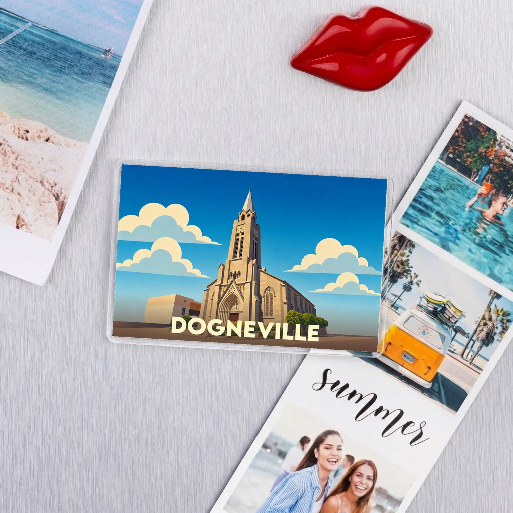 Magnet souvenir de la ville de Dogneville avec une illustration stylisée de son église sous un ciel bleu.