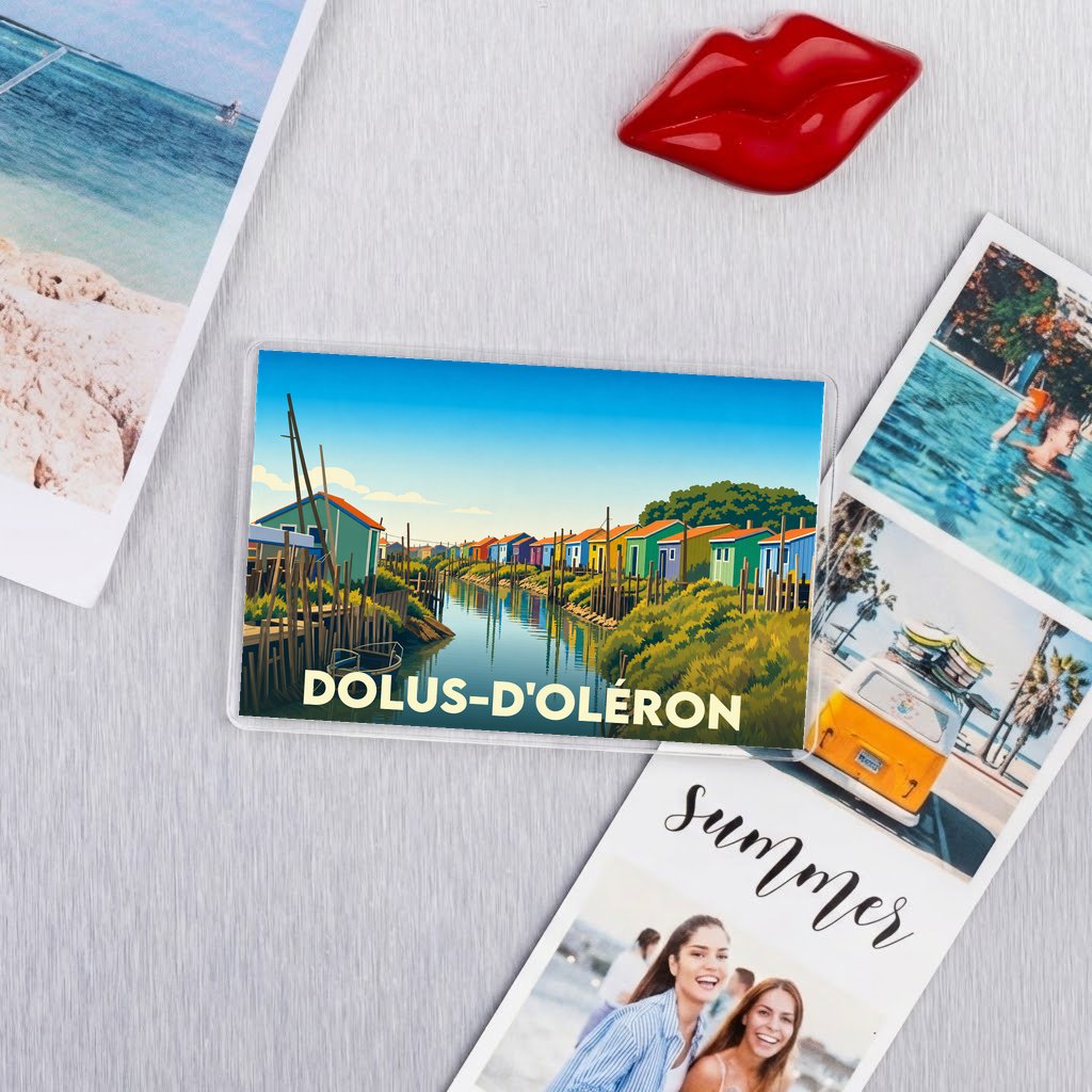 Magnet souvenir de Dolus-d'Oléron avec une illustration stylisée de cabanes de pêcheurs colorées au bord de l'eau.