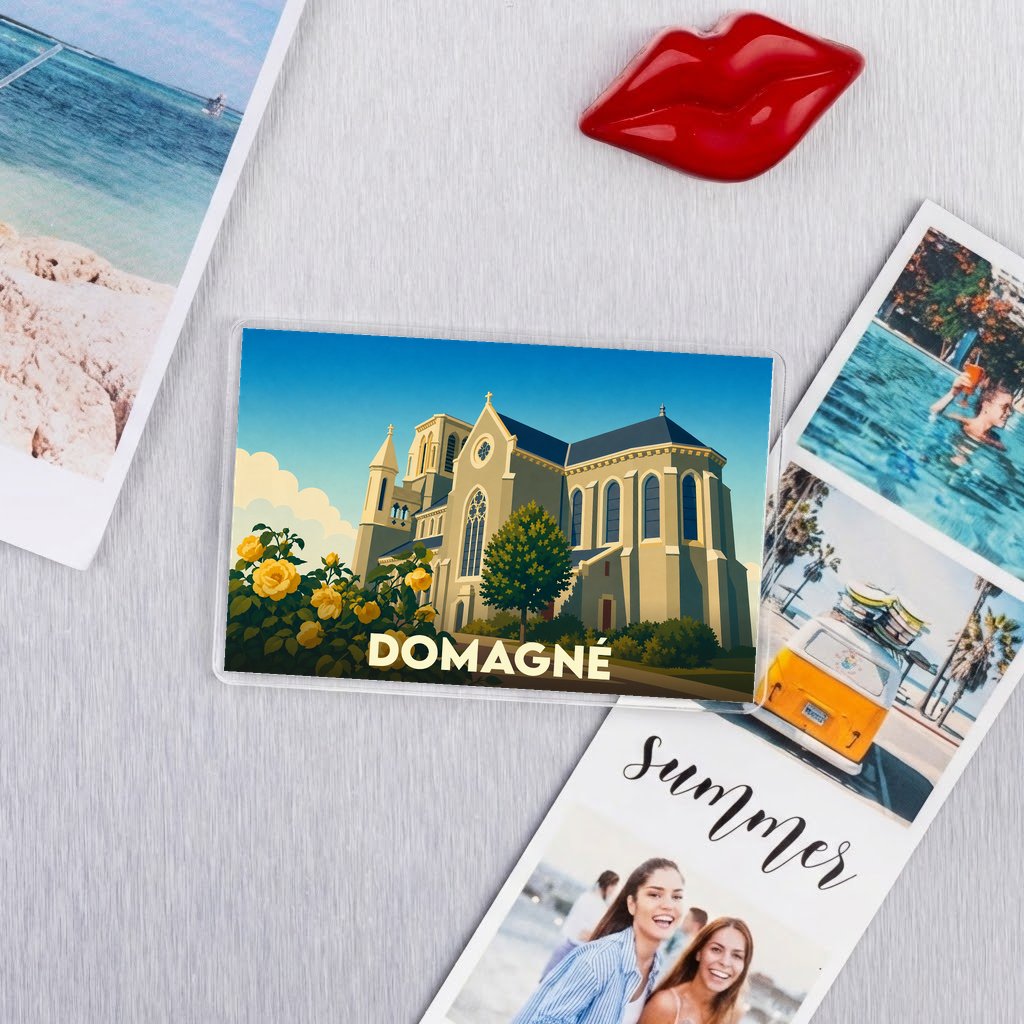 Magnet souvenir de la ville de Domagné avec une illustration stylisée de son église et des fleurs jaunes.
