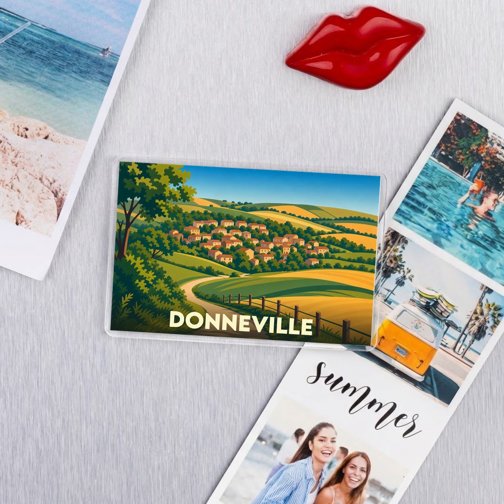 Magnet souvenir de la ville de Donneville avec une illustration stylisée de son paysage vallonné.