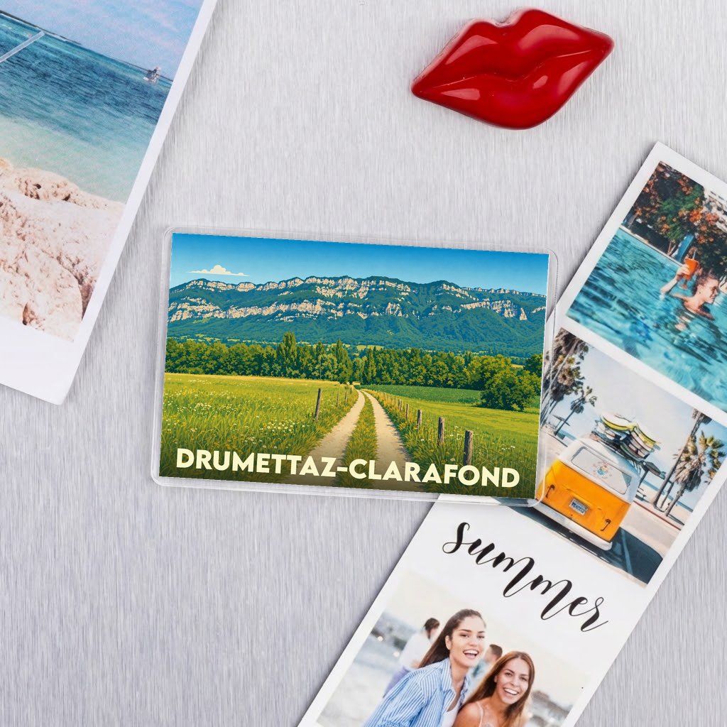 Magnet souvenir de la ville de Drumettaz-Clarafond avec une illustration stylisée de son paysage montagneux.