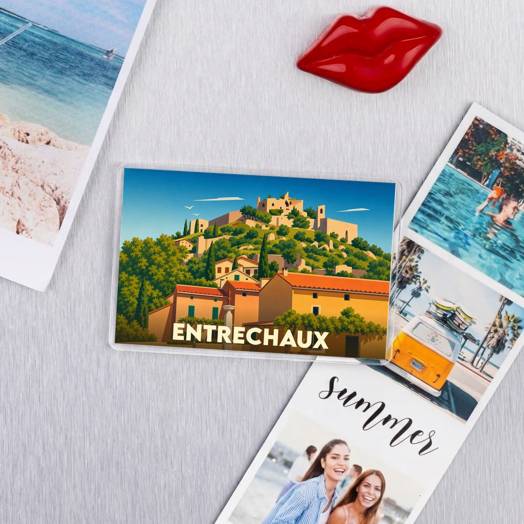 Magnet souvenir de la ville d'Entrechaux avec une illustration stylisée de son village perché.