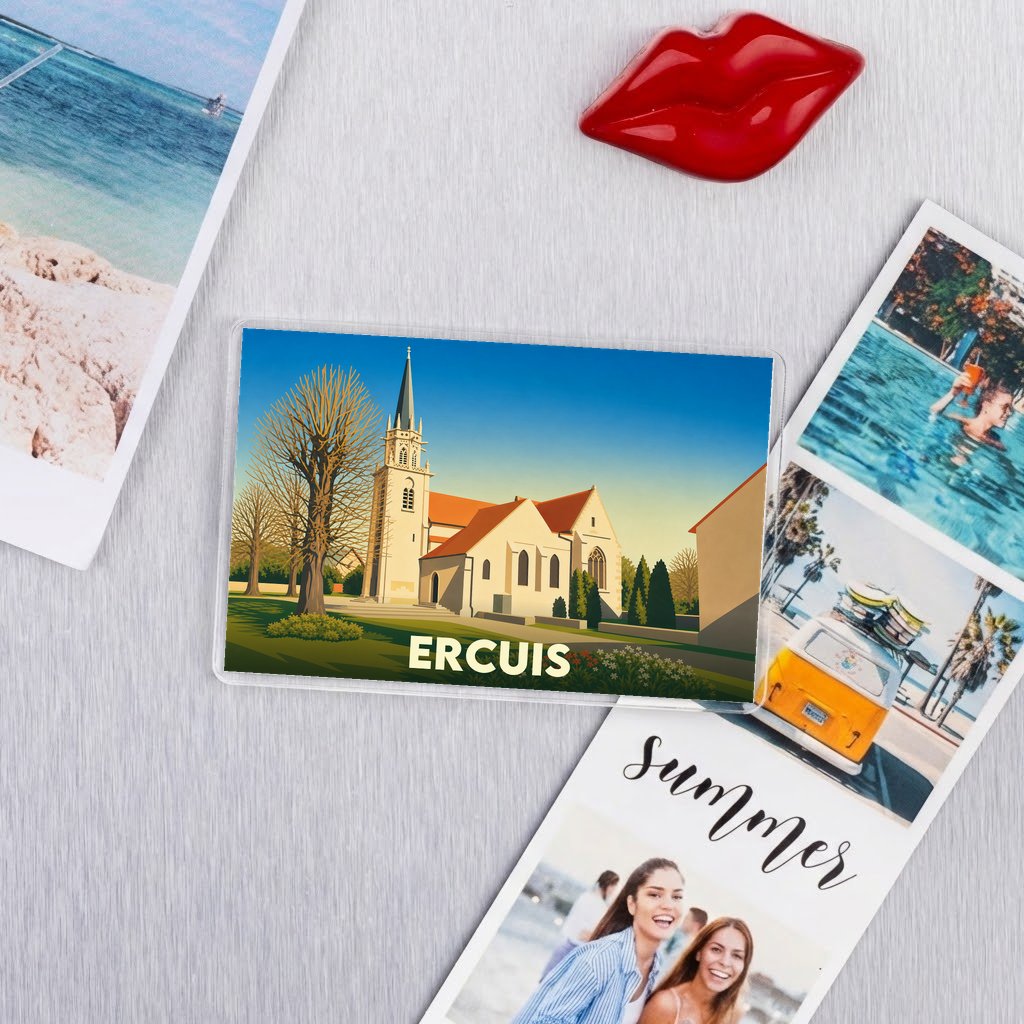 Magnet souvenir de la ville d'Ercuis avec une illustration stylisée de son église.