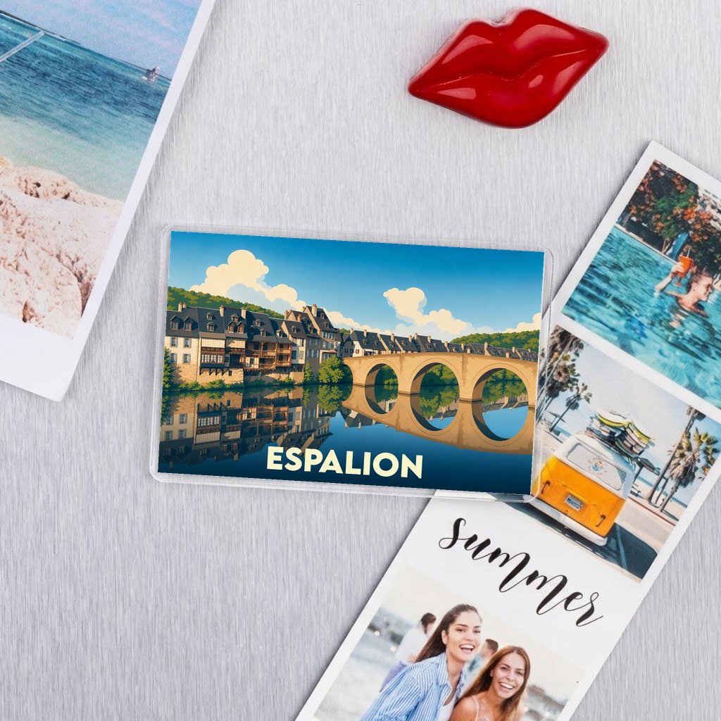 Magnet souvenir de la ville d'Espalion avec une illustration stylisée de son pont emblématique et de ses maisons au bord de l'eau.