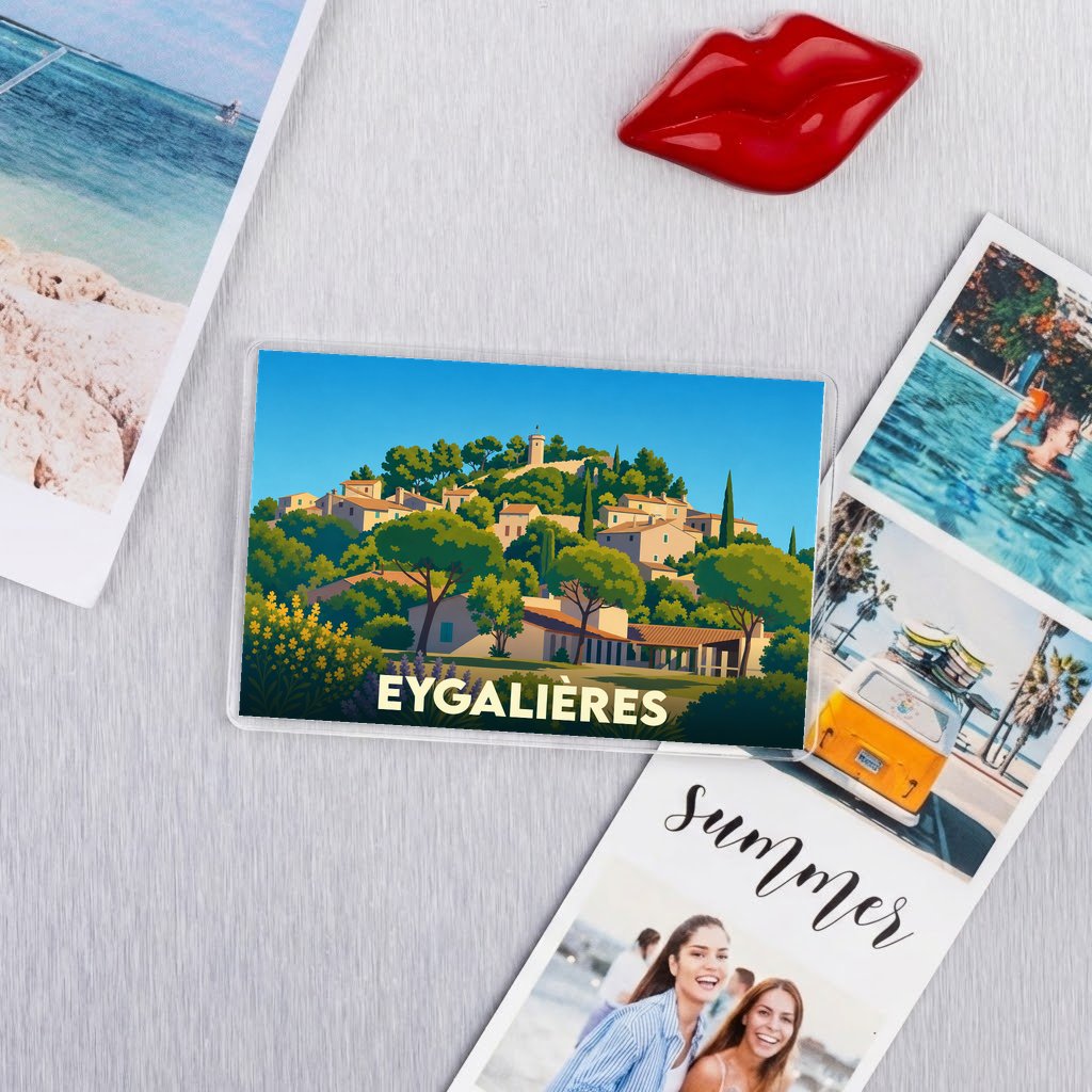 Magnet souvenir de la ville d'Eygalières illustré d'un paysage provençal stylisé.