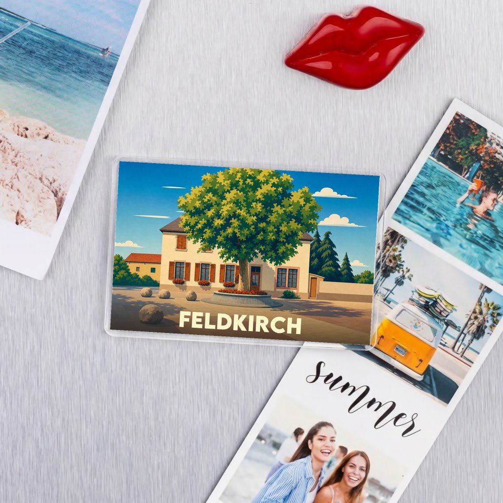 Magnet souvenir de la ville de Feldkirch avec une illustration stylisée d'un bâtiment et d'un grand arbre.