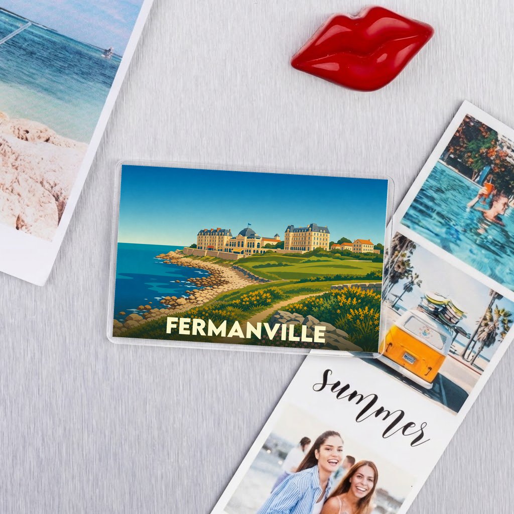 Magnet souvenir de la ville de Fermanville avec une illustration stylisée du littoral et de son architecture.