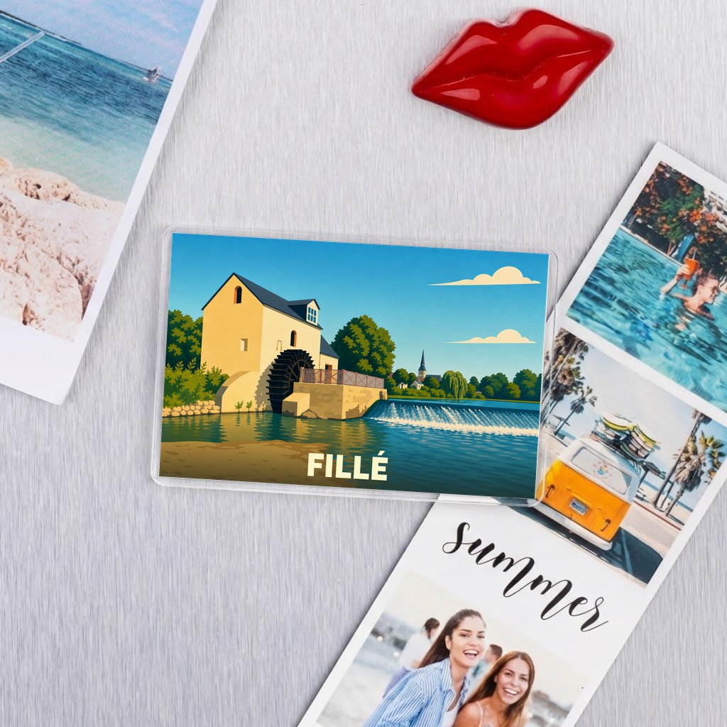 Magnet souvenir de la ville de Fillé représentant une illustration stylisée d'un moulin au bord de l'eau.