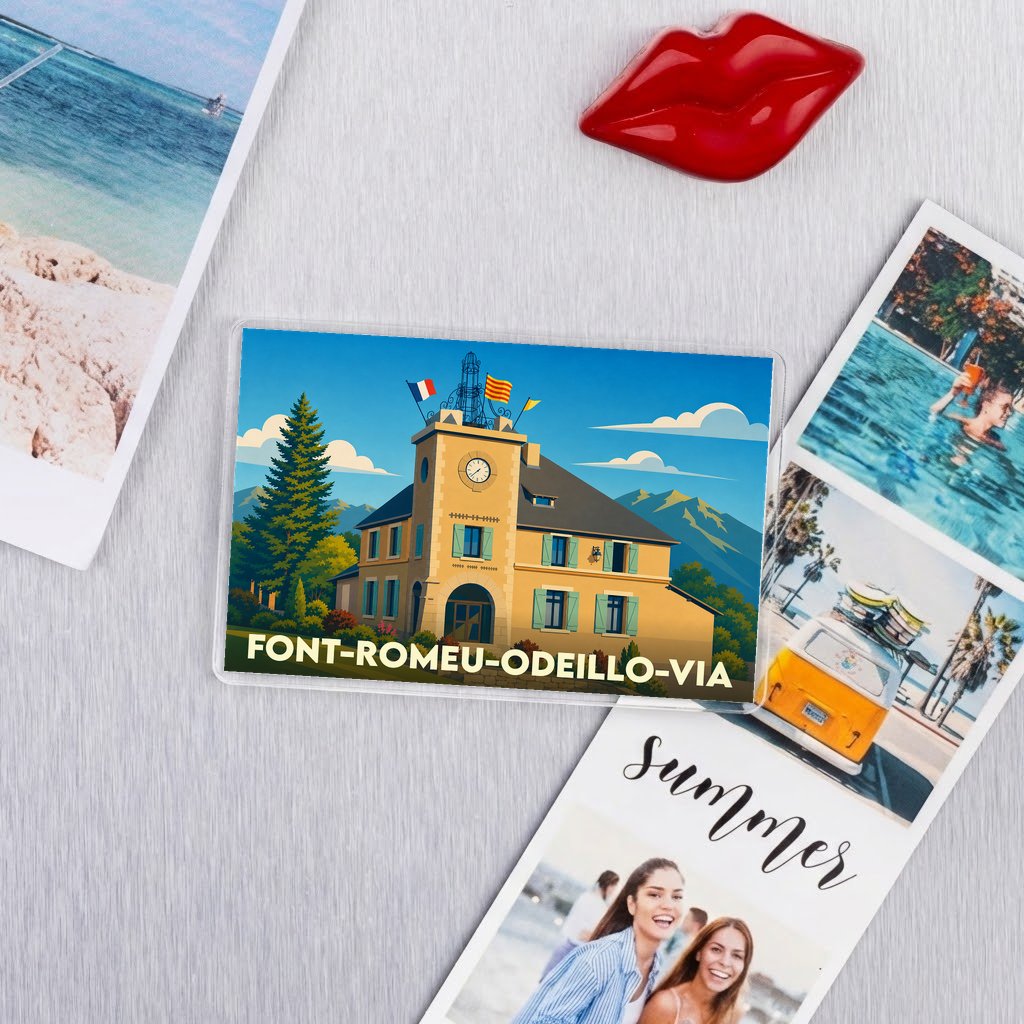 Magnet souvenir de la ville de Font-Romeu-Odeillo-Via avec une illustration stylisée d'un bâtiment typique.