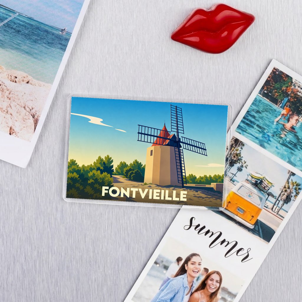Magnet souvenir de la ville de Fontvieille illustrant son célèbre moulin à vent dans un style épuré.