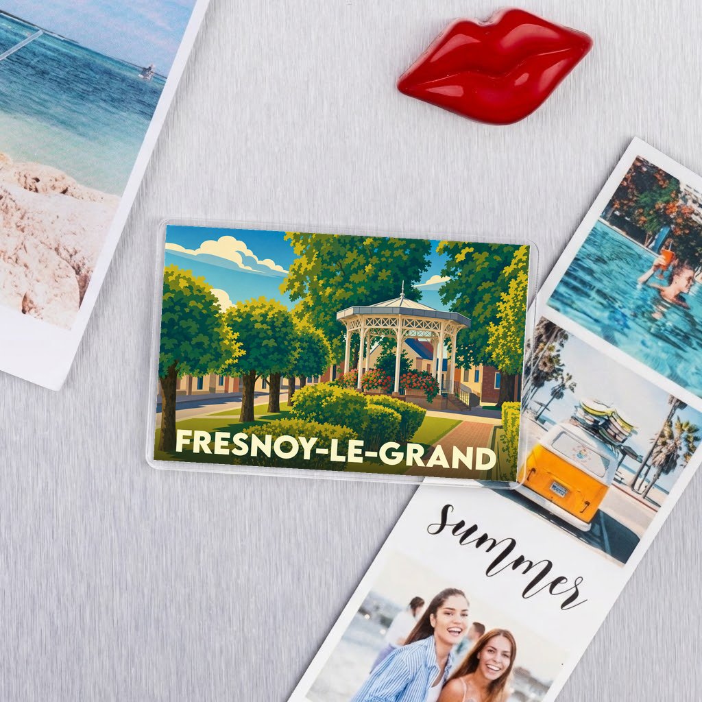 Magnet rectangulaire souvenir de la ville de Fresnoy-le-Grand avec une illustration stylisée de son kiosque à musique.