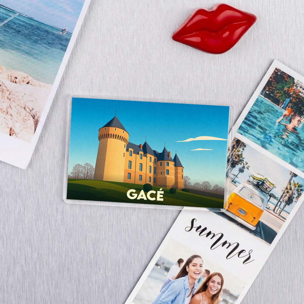 Magnet souvenir de la ville de Gacé illustré par son château stylisé.