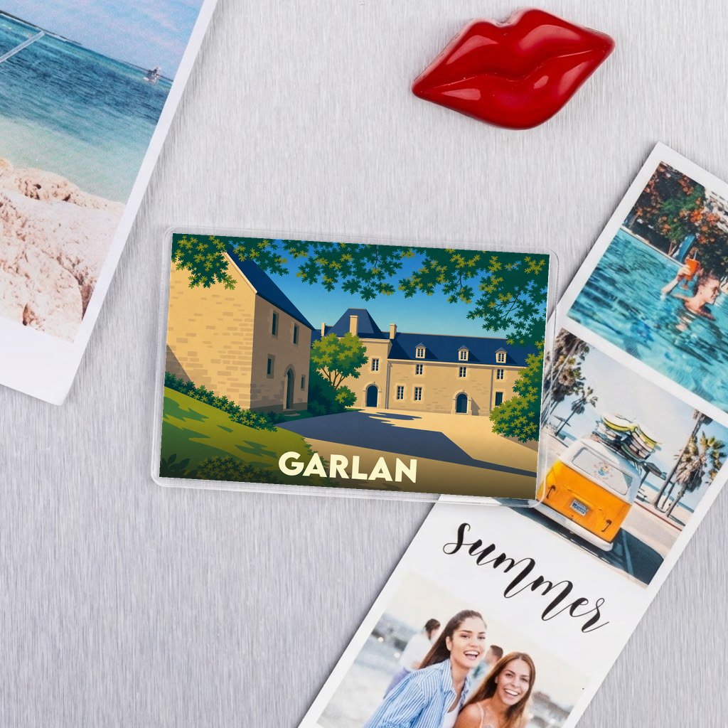 Magnet souvenir de la ville de Garlan avec une illustration stylisée de son patrimoine.