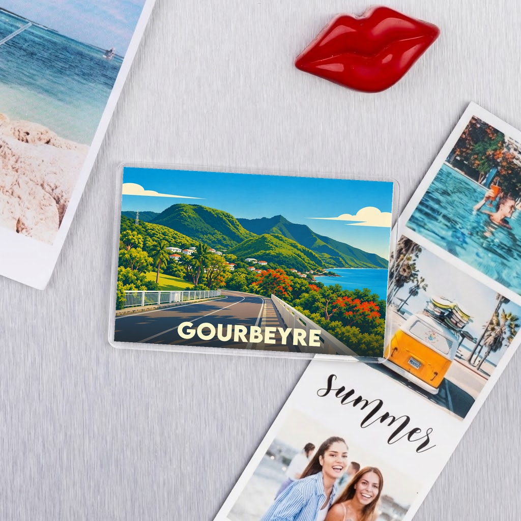 Magnet souvenir de la ville de Gourbeyre avec une illustration de paysage côtier.