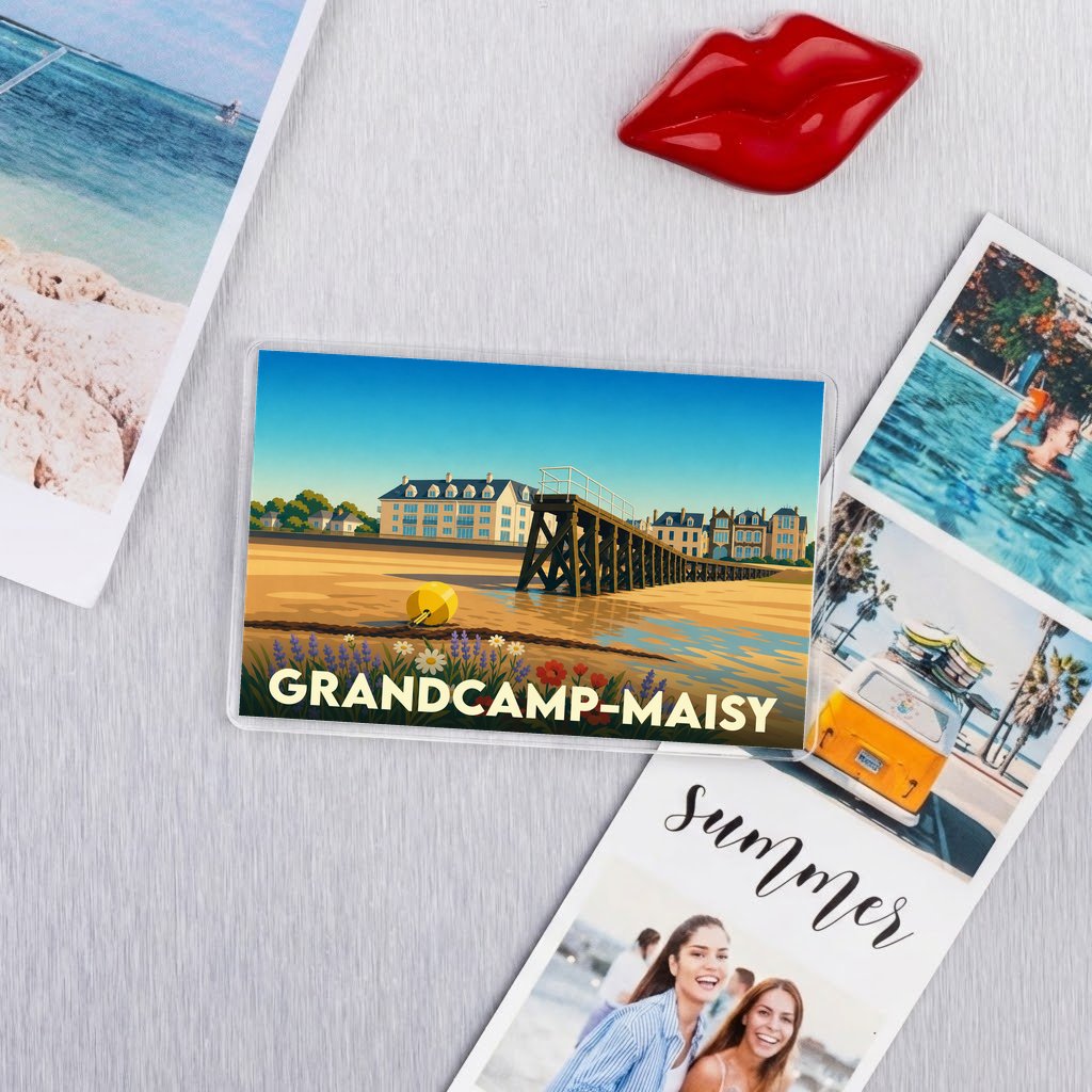 Magnet souvenir de la ville de Grandcamp-Maisy avec une illustration stylisée d'un bord de mer.
