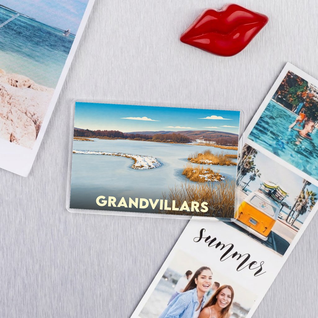 Magnet souvenir de la ville de Grandvillars avec une illustration stylisée de paysage.