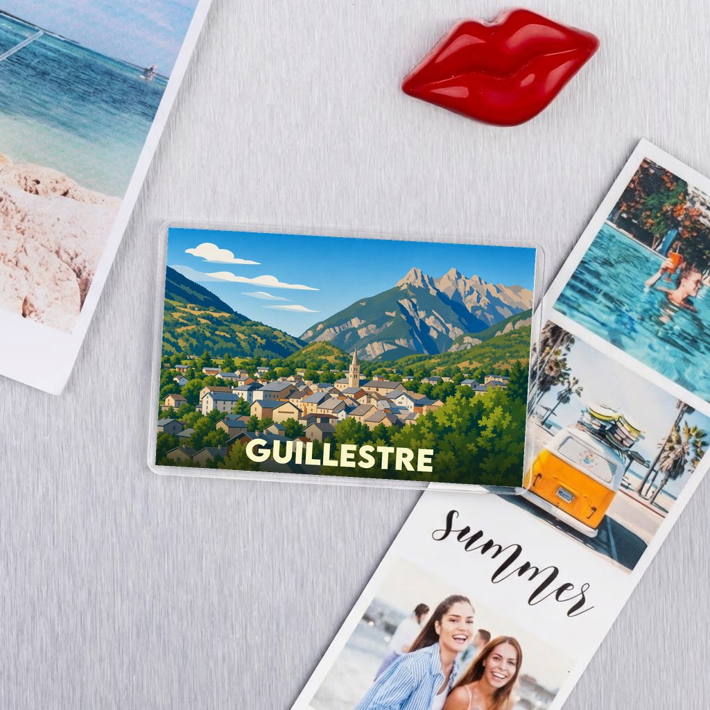 Magnet souvenir de la ville de Guillestre avec une illustration stylisée de ses montagnes et de son village.