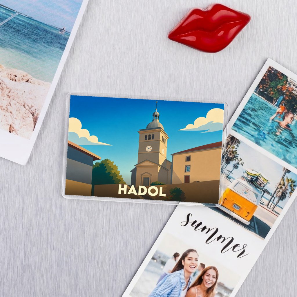 Magnet souvenir de la ville de Hadol avec une illustration stylisée de son église.