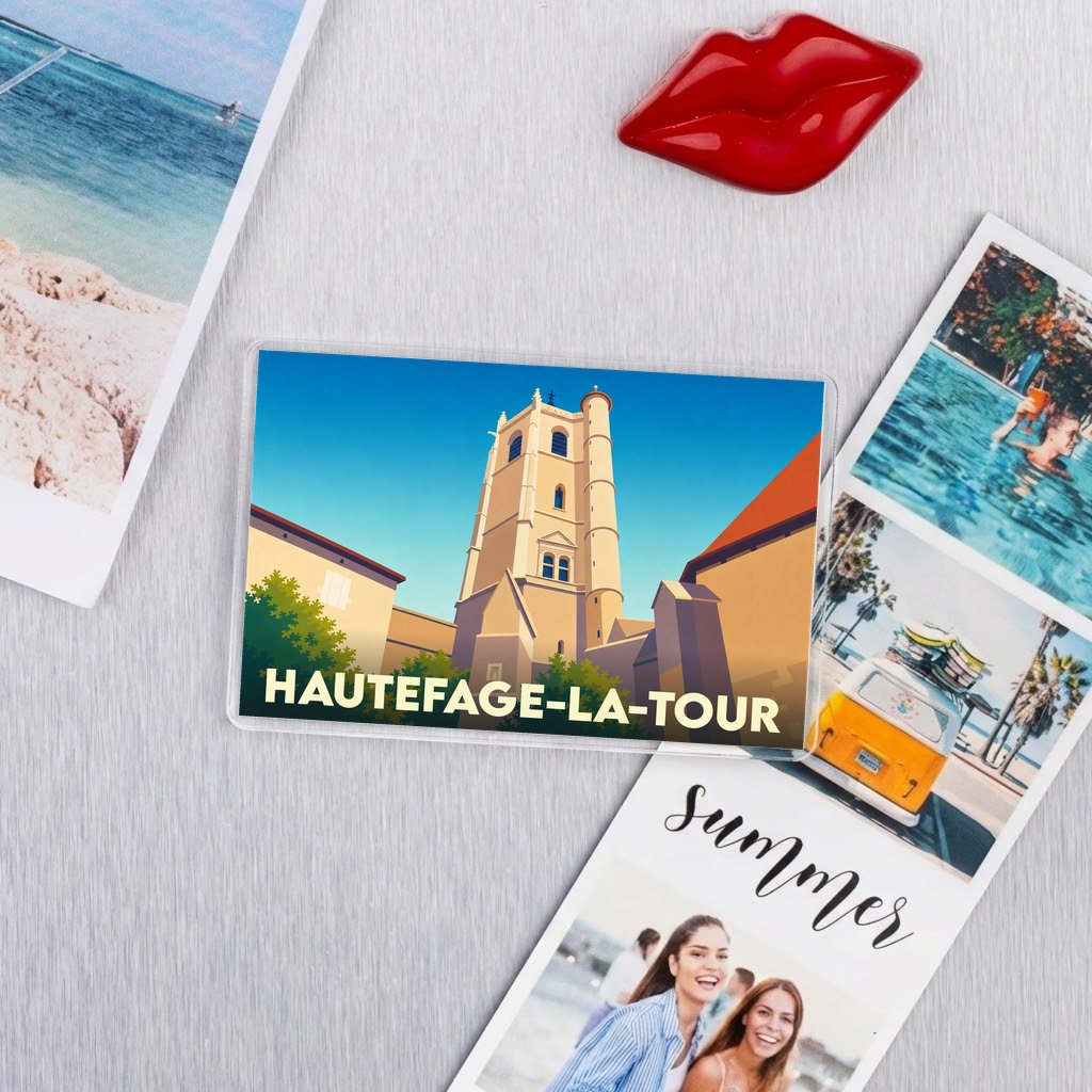 Magnet souvenir de la ville de Hautefage-la-Tour avec une illustration stylisée de son église.