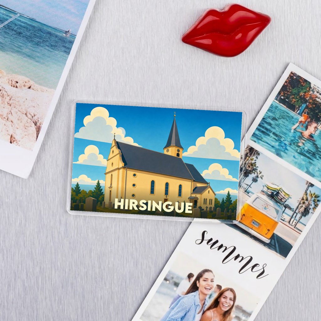 Magnet souvenir de la ville de Hirsingue illustrant son église dans un style graphique épuré.
