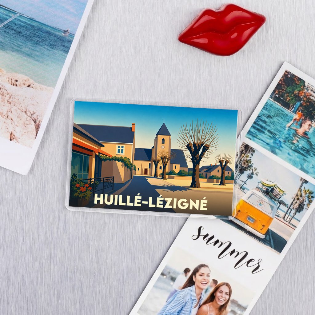 Magnet souvenir de la ville de Huillé-Lézigné avec une illustration stylisée.
