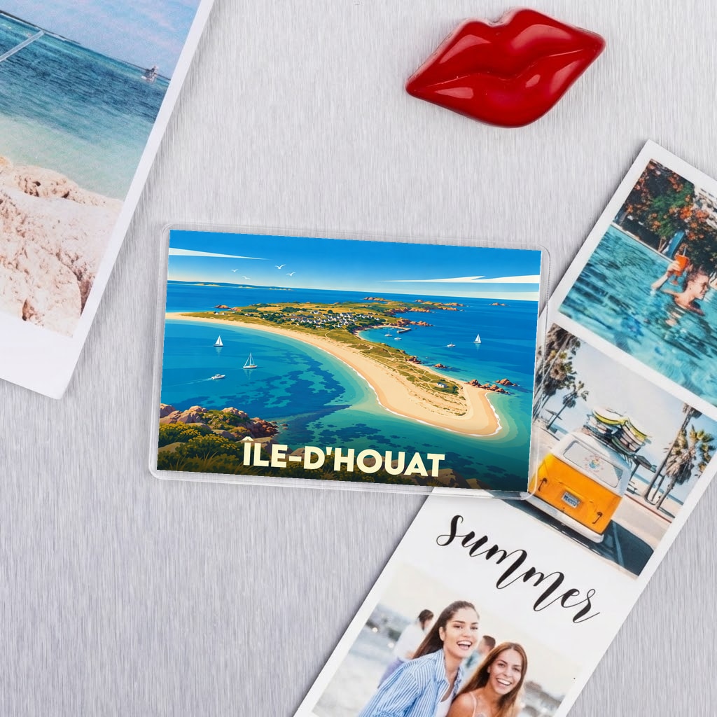 Magnet souvenir de l'Île-d'Houat avec une illustration stylisée d'une plage bordée par une mer turquoise.