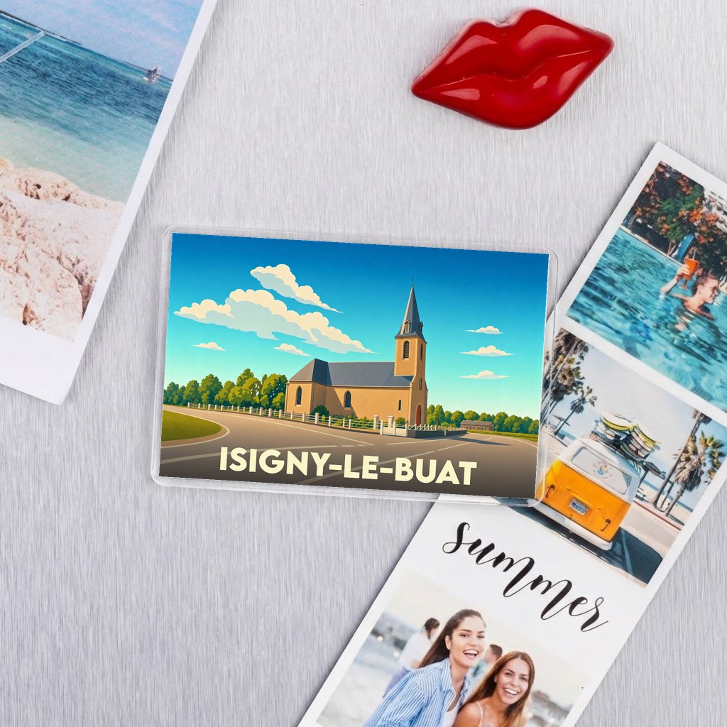 Magnet souvenir de la ville d'Isigny-le-Buat avec une illustration stylisée d'une église sous un ciel bleu.