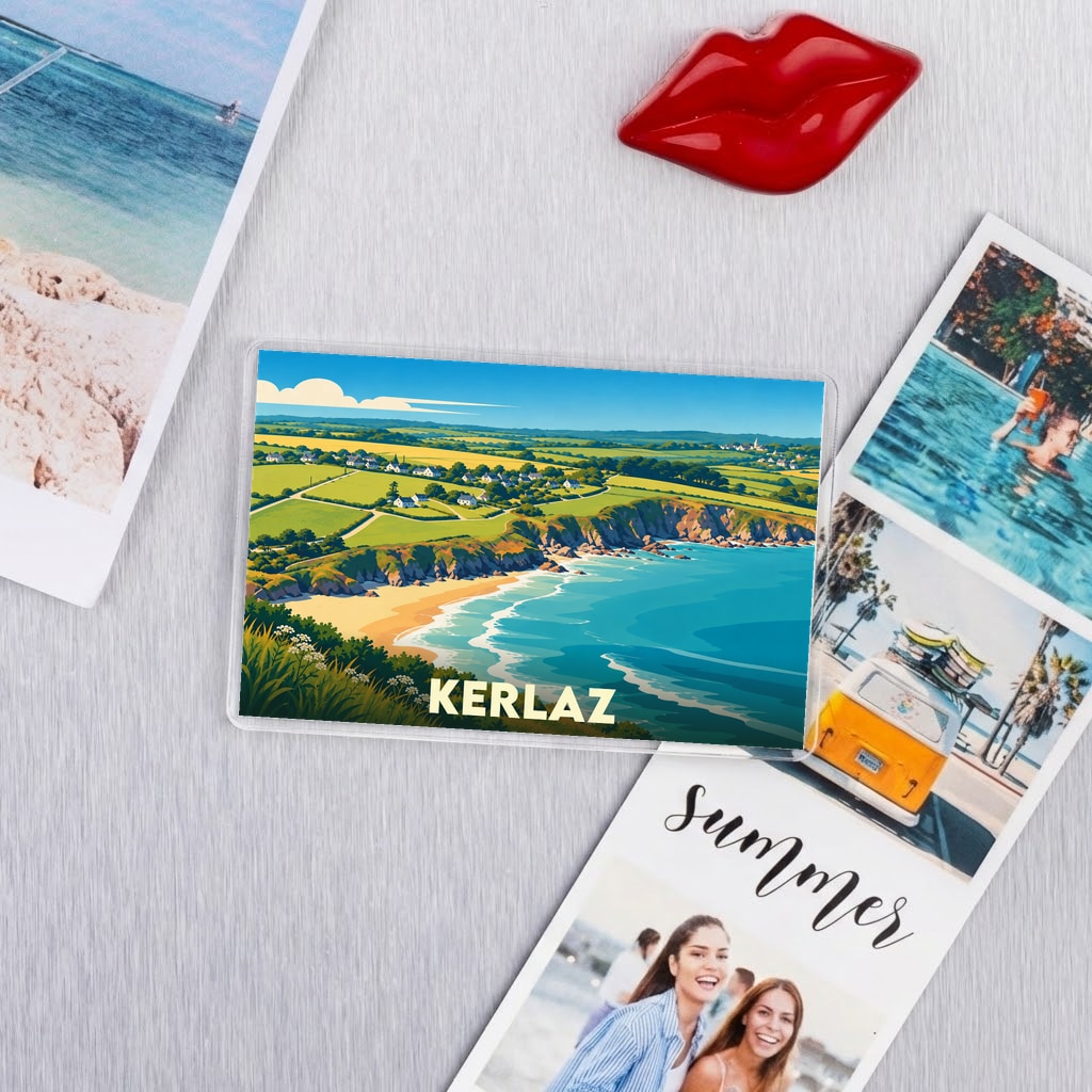 Magnet souvenir de la ville de Kerlaz avec une illustration stylisée de son paysage côtier.