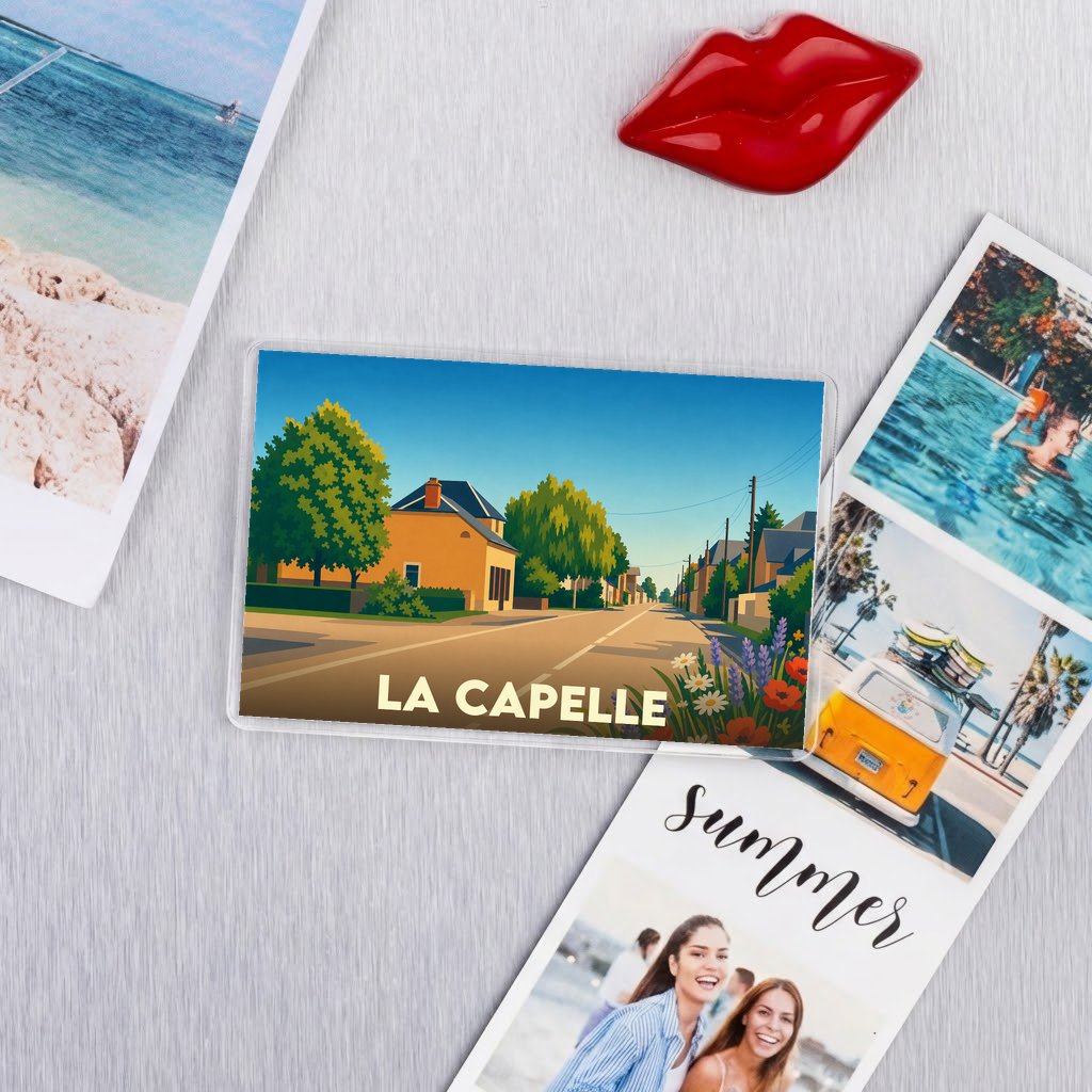 Magnet souvenir de la ville de La Capelle avec une illustration stylisée et colorée.