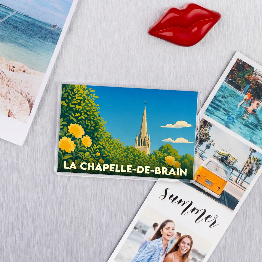 Magnet souvenir de la ville de La Chapelle-de-Brain avec une illustration stylisée d'un clocher et de fleurs.