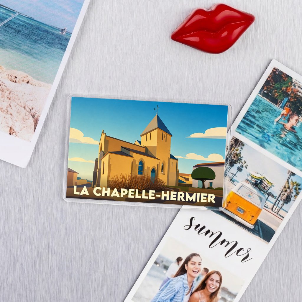 Magnet souvenir de la ville de La Chapelle-Hermier avec une illustration stylisée de son église.