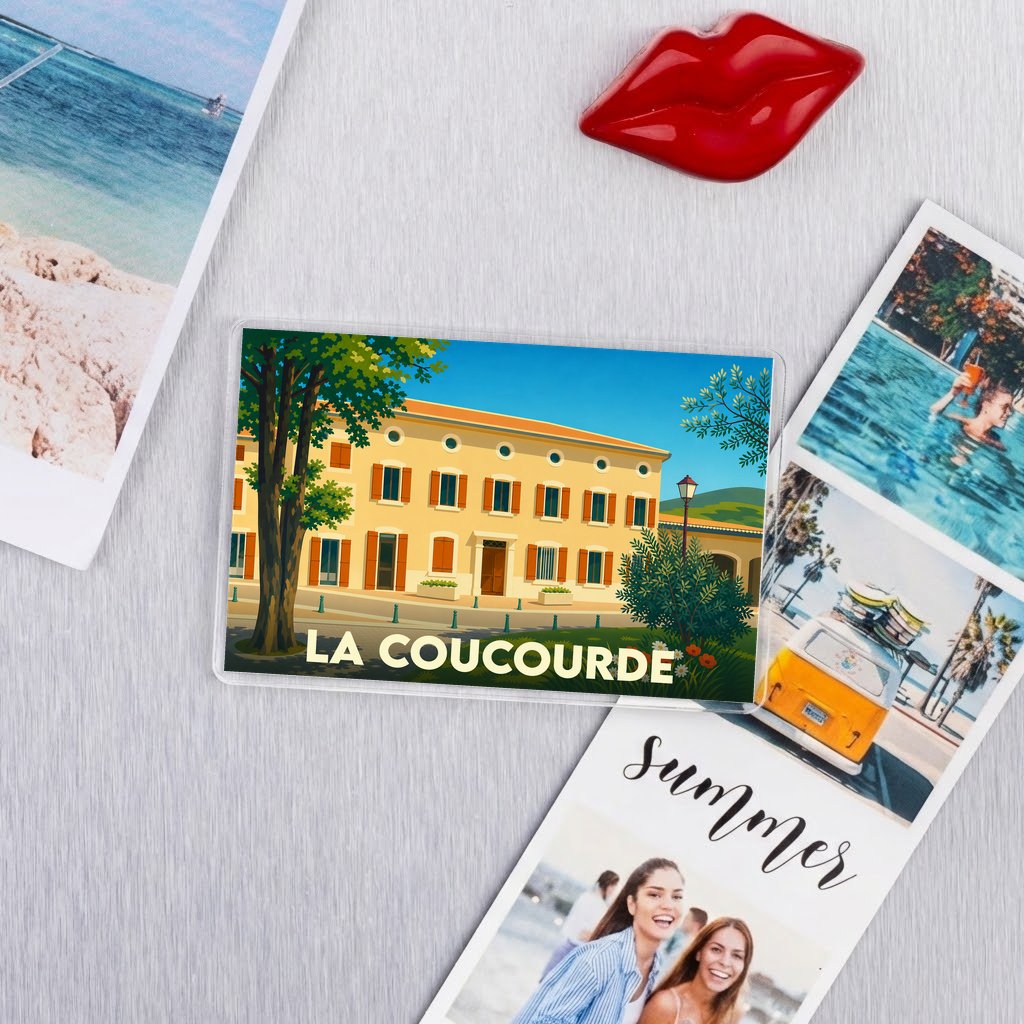 Magnet souvenir de la ville de La Coucourde avec une illustration stylisée d'un bâtiment provençal.