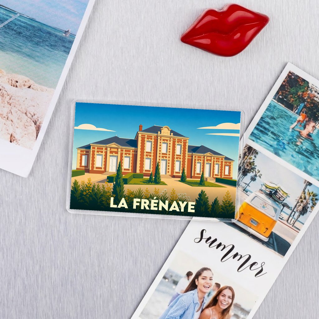 Magnet souvenir de la ville de La Frénaye avec une illustration stylisée.