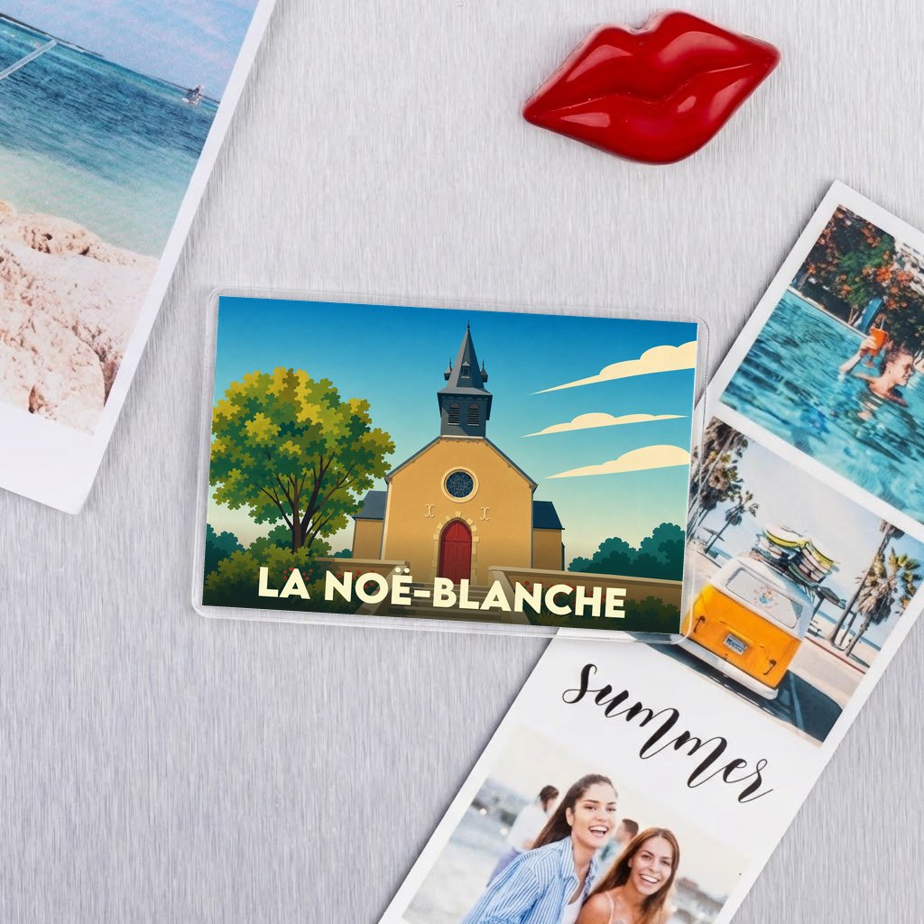 Magnet souvenir de la ville de La Noë-Blanche avec une illustration stylisée de son église.