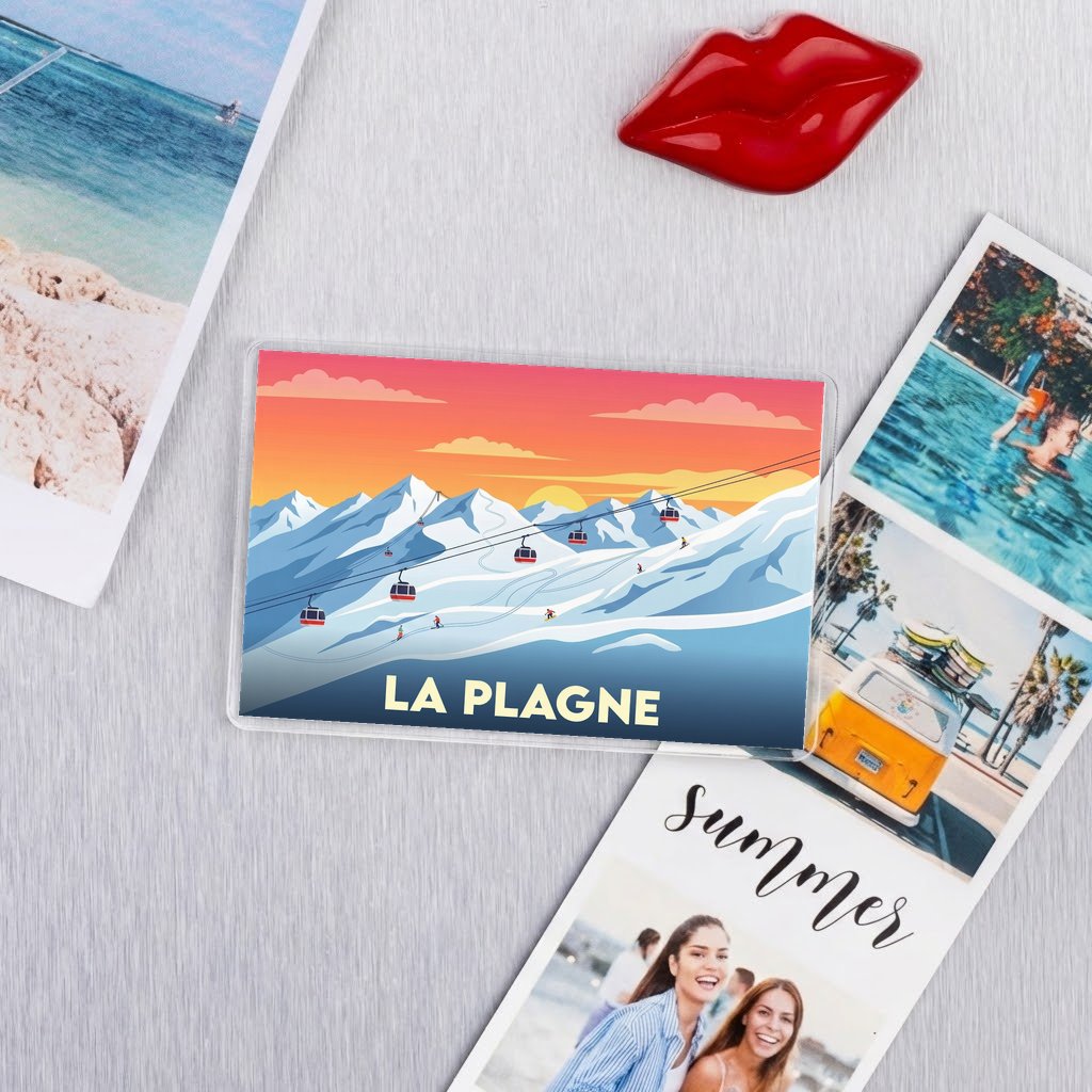 Magnet souvenir de la ville de La Plagne avec une illustration stylisée de montagnes et de téléphériques.