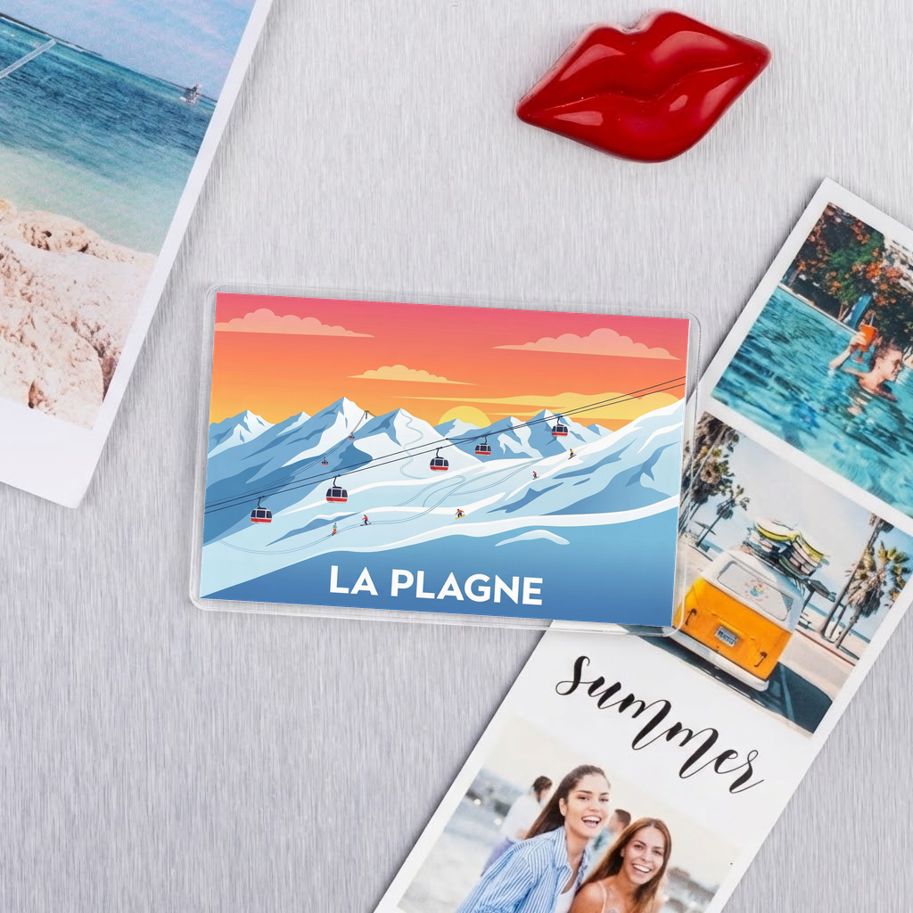 Magnet souvenir de la ville de La Plagne avec une illustration stylisée de montagnes et de téléphériques.