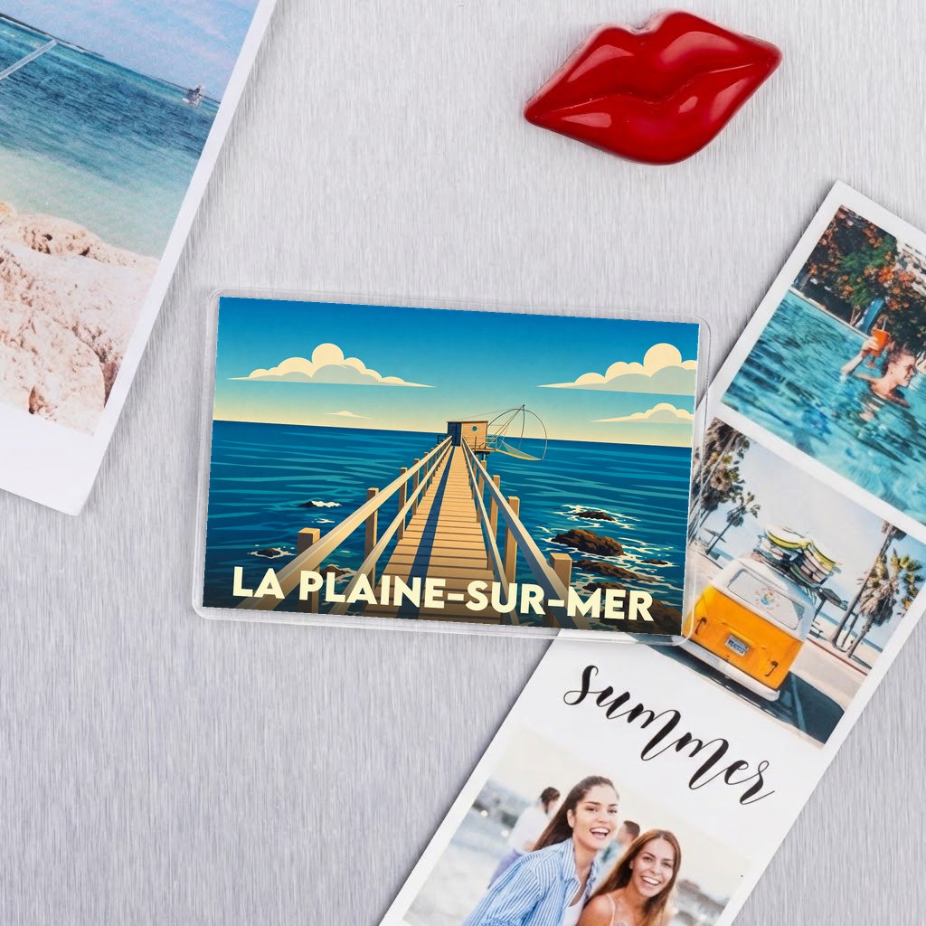 Magnet souvenir de la ville de La Plaine-sur-Mer avec une illustration stylisée d'un ponton de pêche traditionnel.