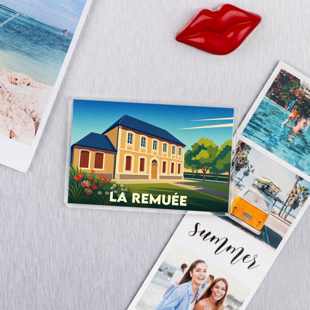 Magnet souvenir de la ville de La Remuée avec une illustration stylisée.